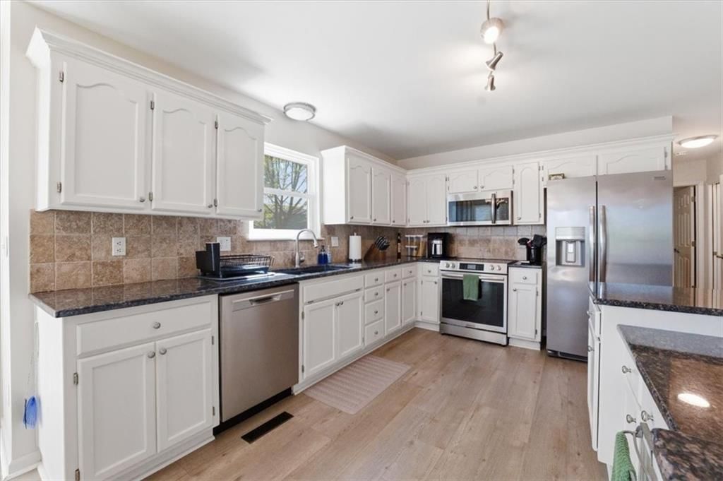303 SW Albatross Court — photo 9