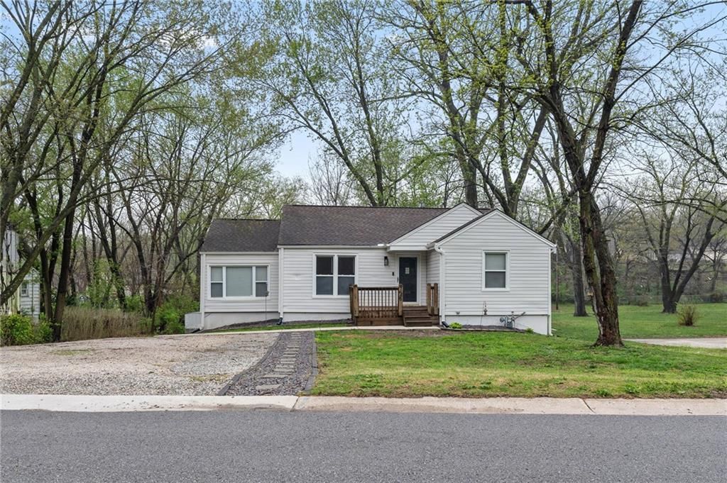726 Lakewood Road, Bonner Springs, KS