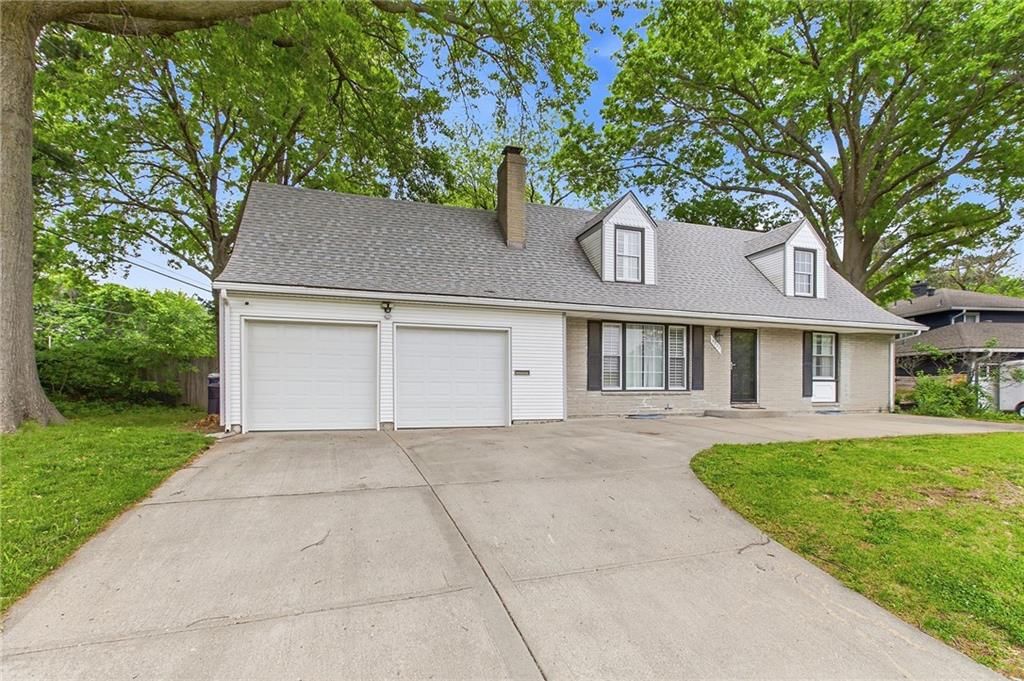 4937 NE Chouteau Drive — photo 2