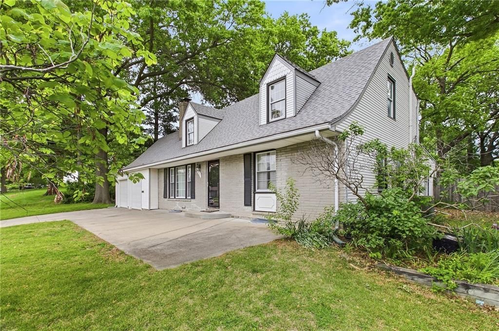 4937 NE Chouteau Drive — photo 3
