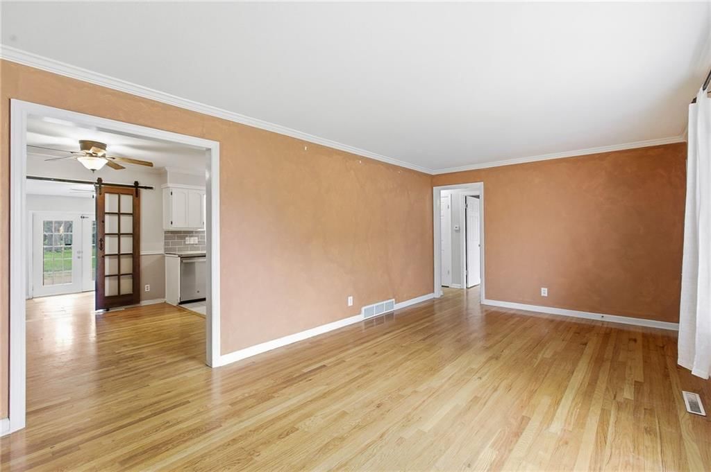 4937 NE Chouteau Drive — photo 5