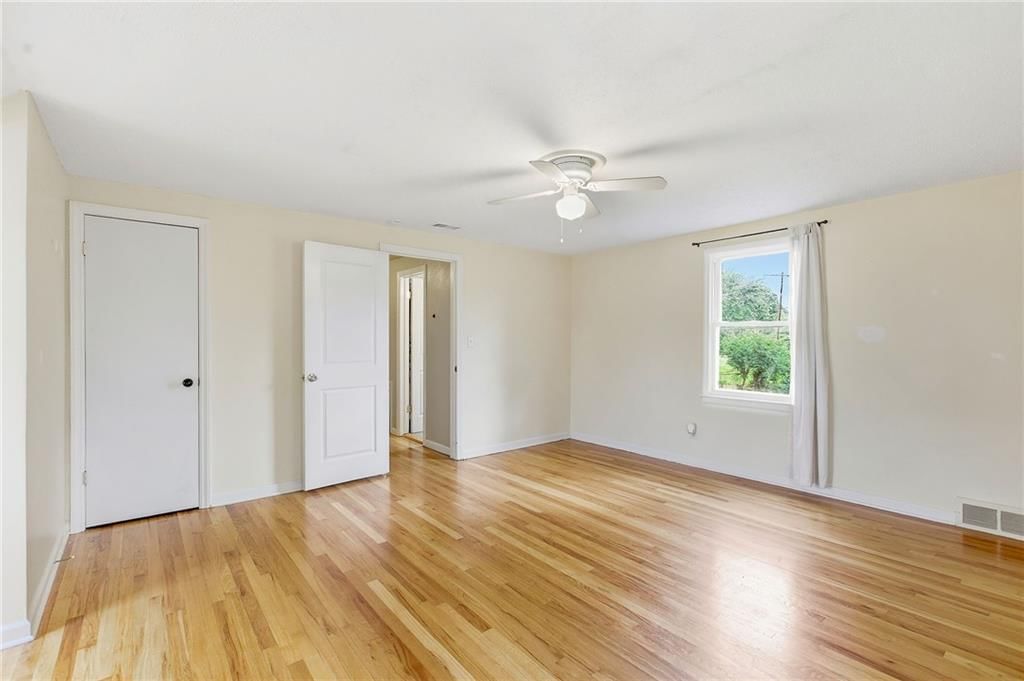 4937 NE Chouteau Drive — photo 33