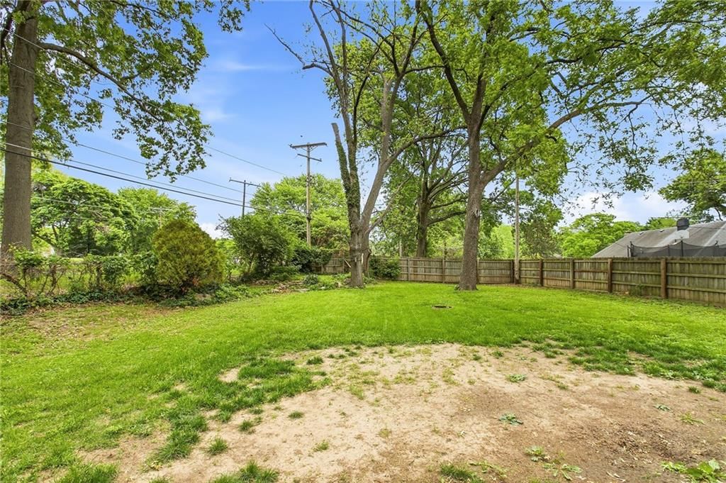 4937 NE Chouteau Drive — photo 34