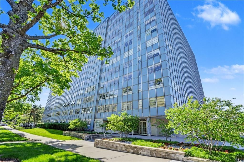333 W Meyer Boulevard — photo 1
