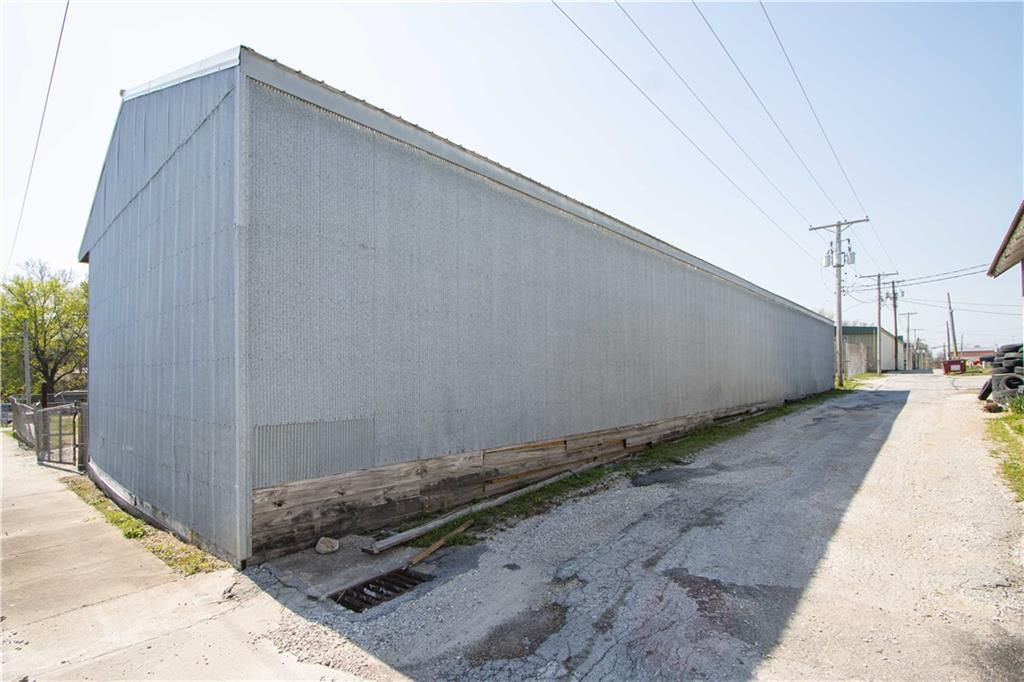 114 E Benton Street — photo 44