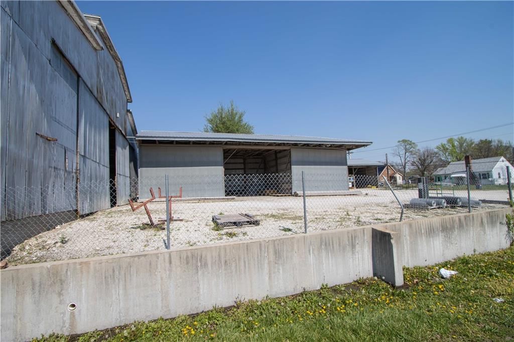 114 E Benton Street — photo 46
