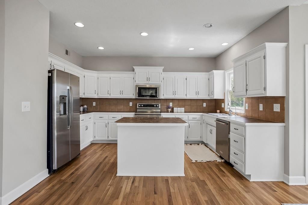 18447 W 154th Terrace — photo 8