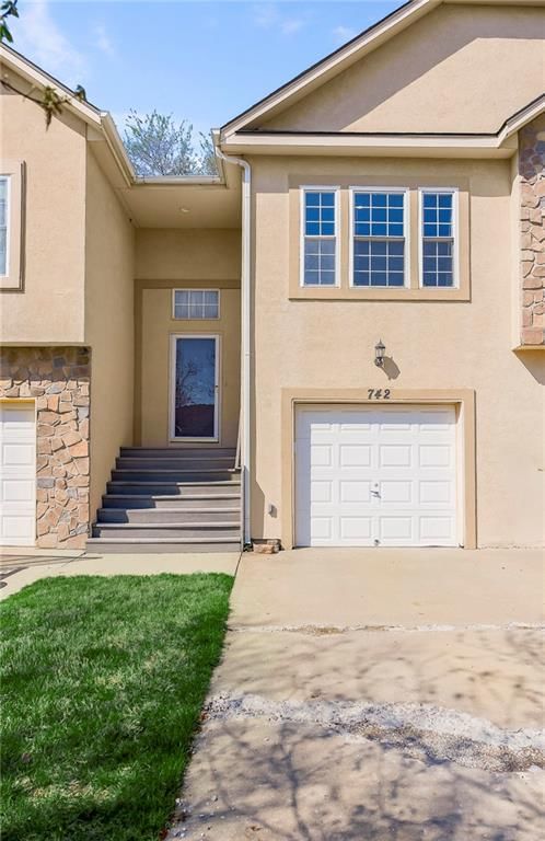 742 S WOODSON Lane — photo 2