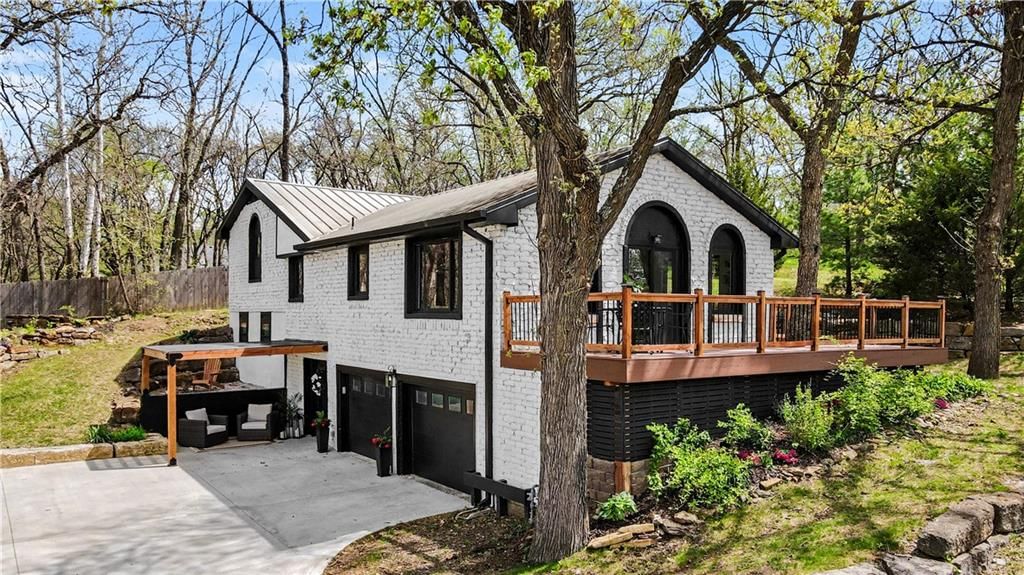 8305 NW Forest Drive — photo 2