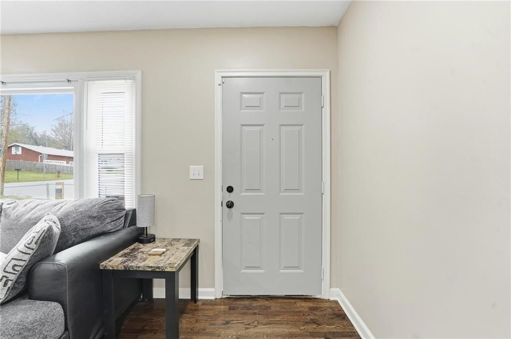 160 N Poe Street — photo 2