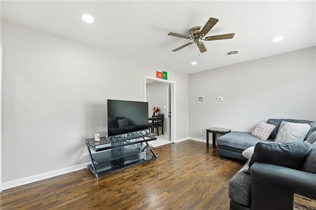160 N Poe Street — photo 3