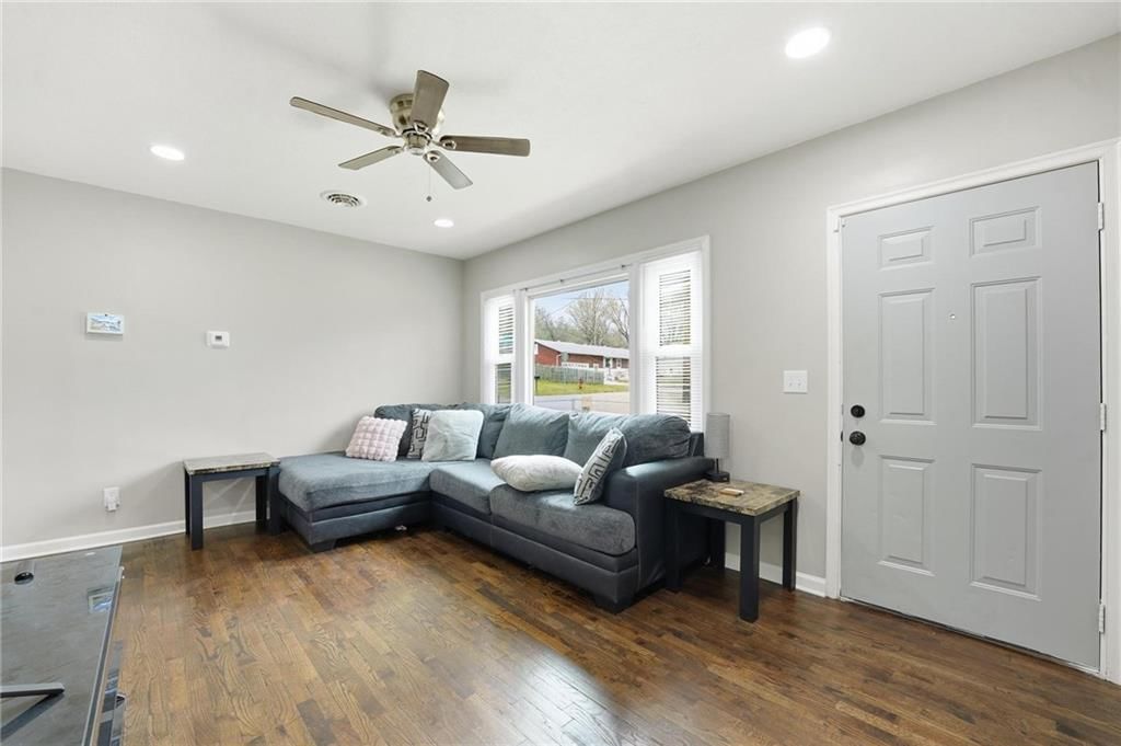 160 N Poe Street — photo 4
