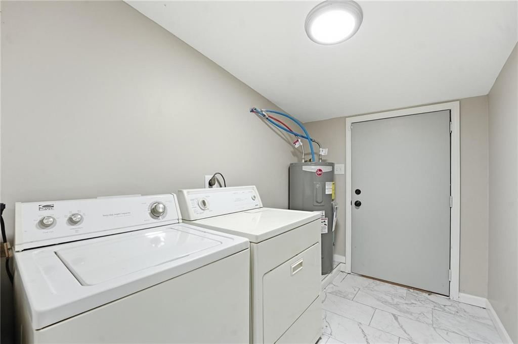 160 N Poe Street — photo 9