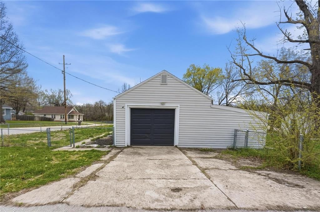 160 N Poe Street — photo 22