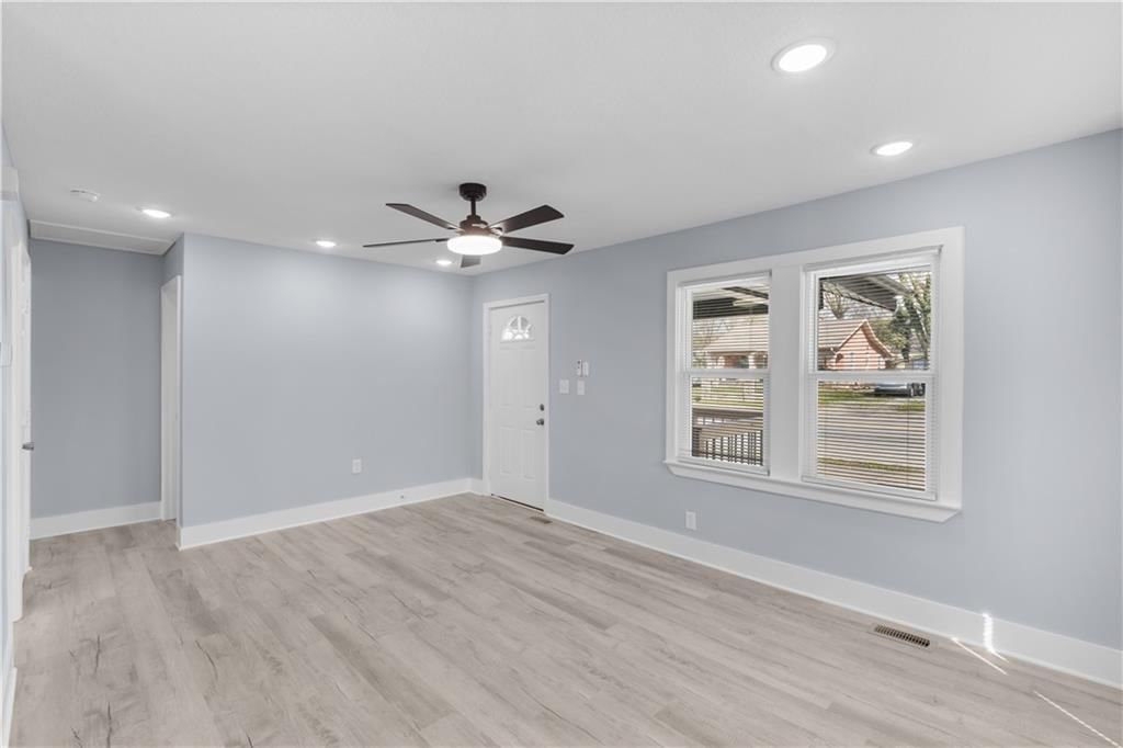 3247 Brown Avenue — photo 3