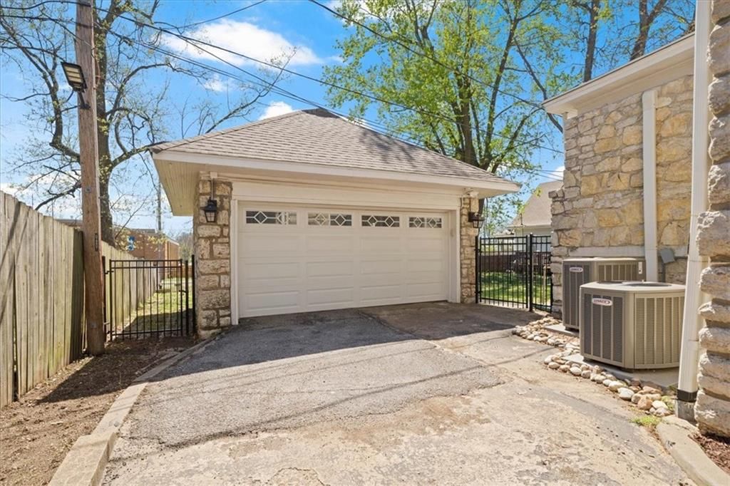 611 W MAPLE Avenue — photo 35