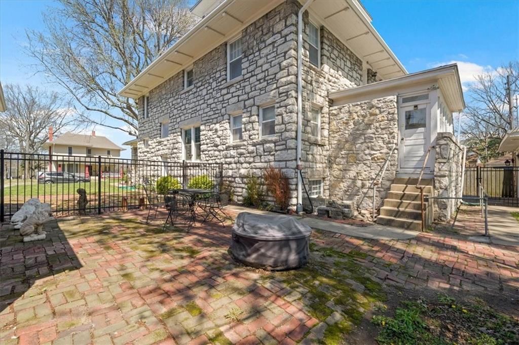 611 W MAPLE Avenue — photo 36