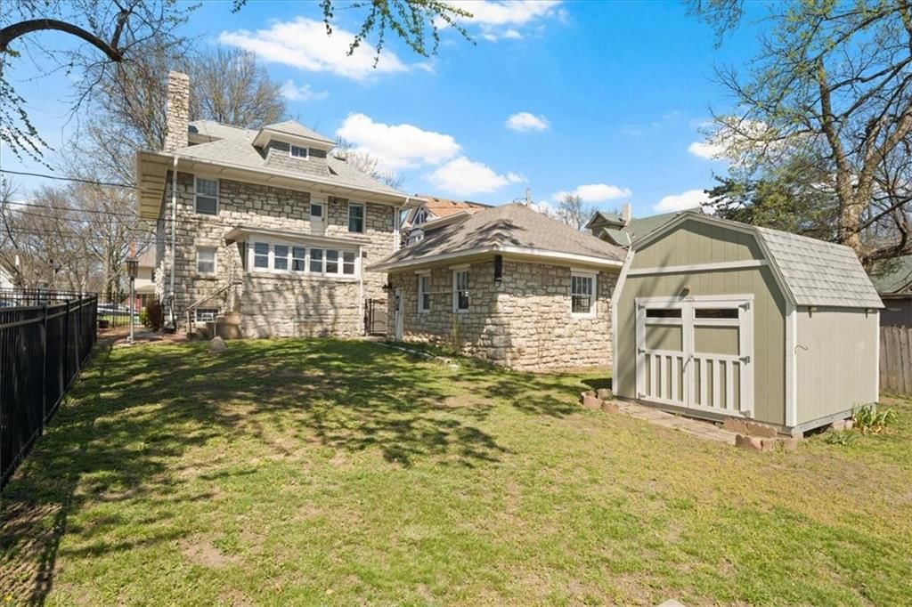 611 W MAPLE Avenue — photo 37