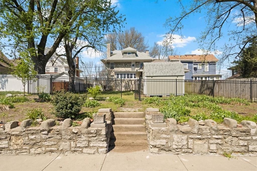 611 W MAPLE Avenue — photo 38