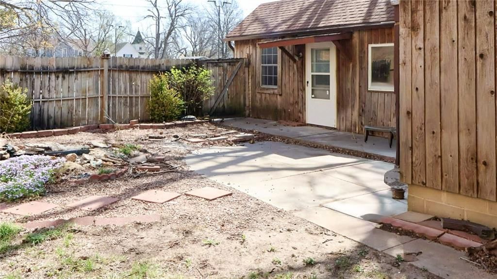 203 S Sycamore Street — photo 12