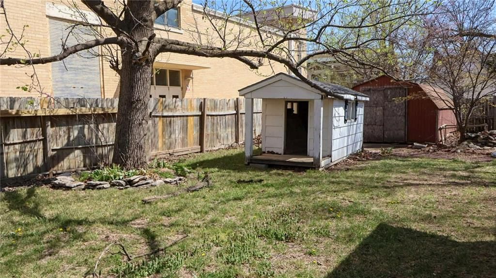 203 S Sycamore Street — photo 16