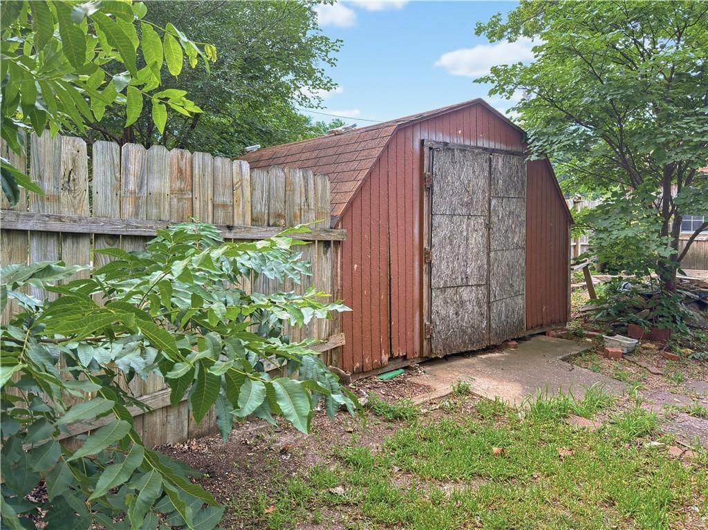 203 S Sycamore Street — photo 35