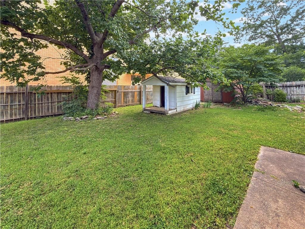 203 S Sycamore Street — photo 36