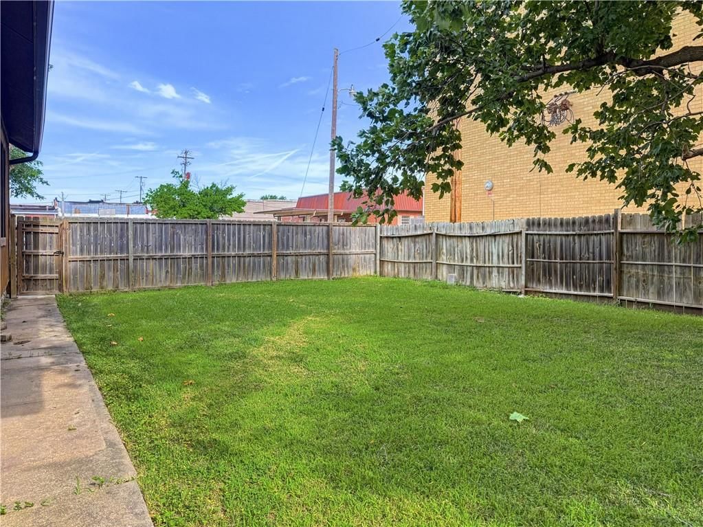 203 S Sycamore Street — photo 37