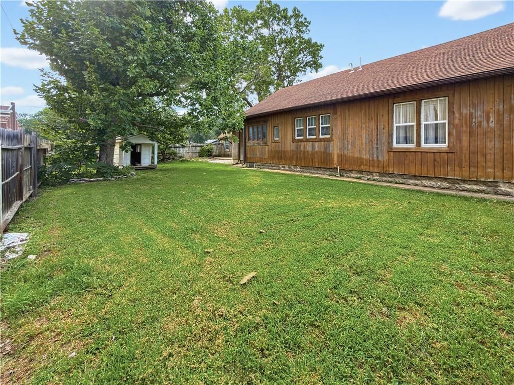 203 S Sycamore Street — photo 38