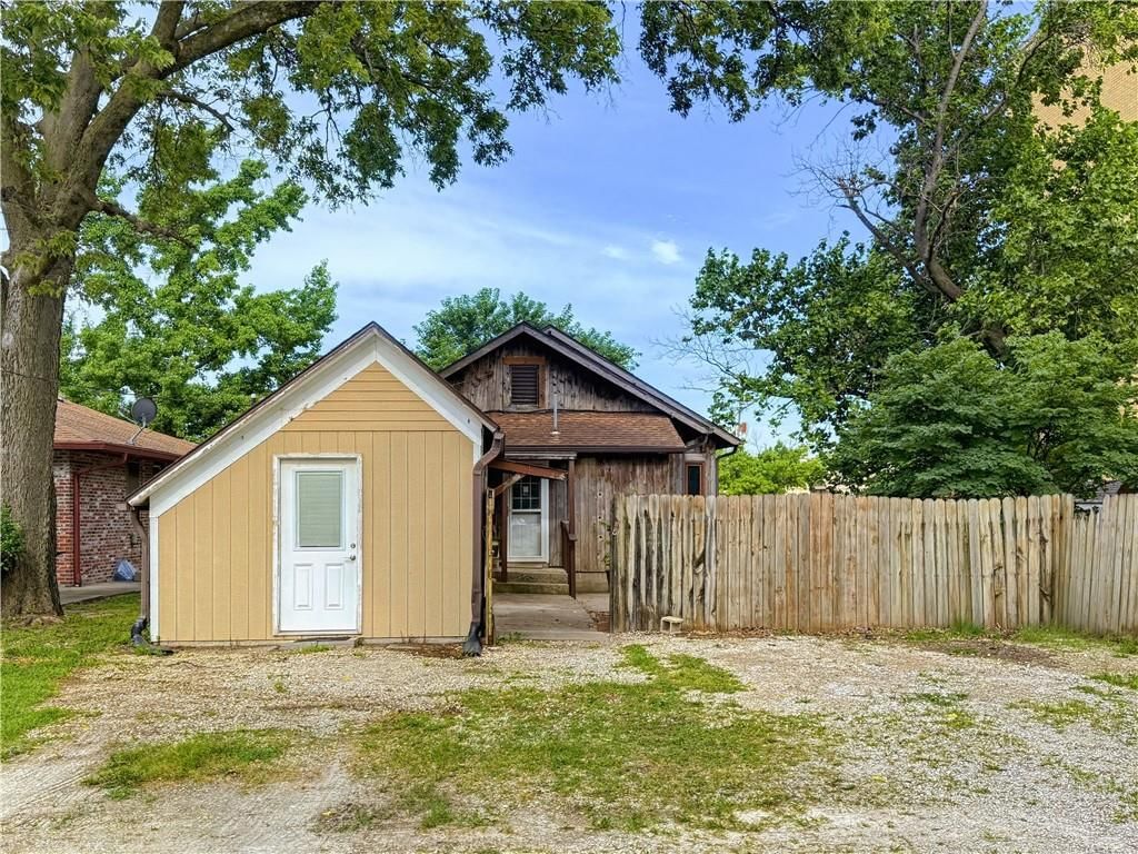 203 S Sycamore Street — photo 40