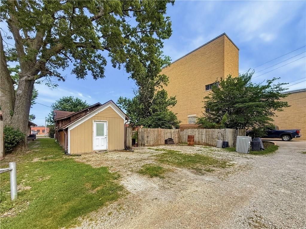 203 S Sycamore Street — photo 41