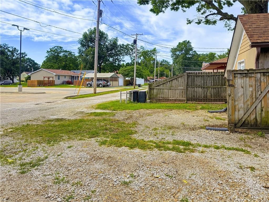 203 S Sycamore Street — photo 42