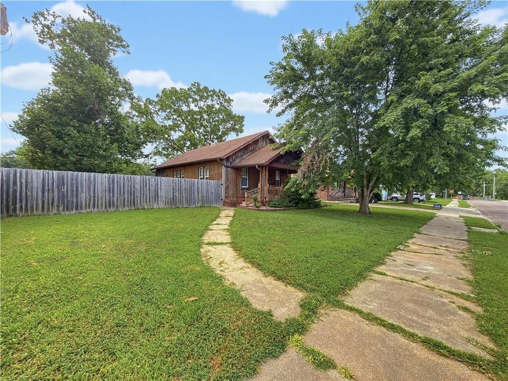 203 S Sycamore Street — photo 45