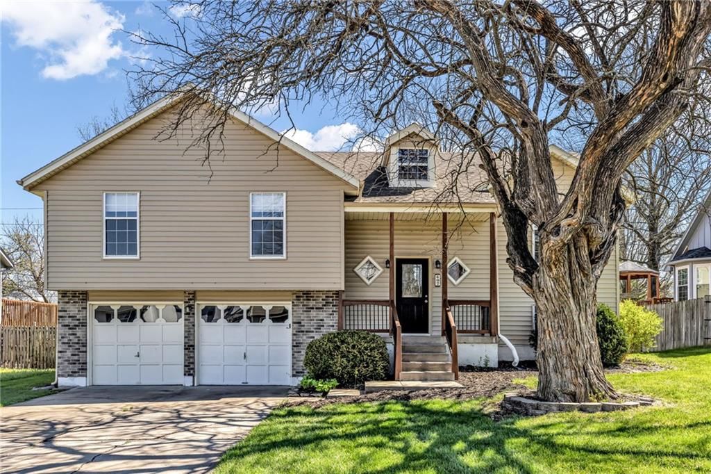 407 Woodson Lane, Greenwood, MO