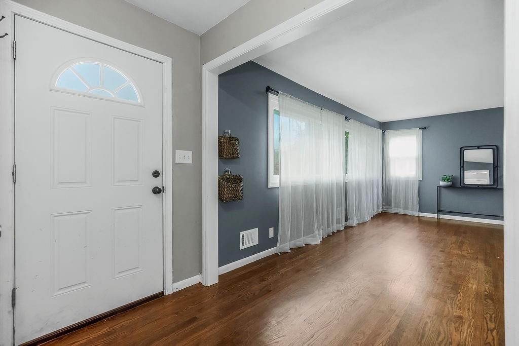 8416 Kenwood Avenue — photo 4