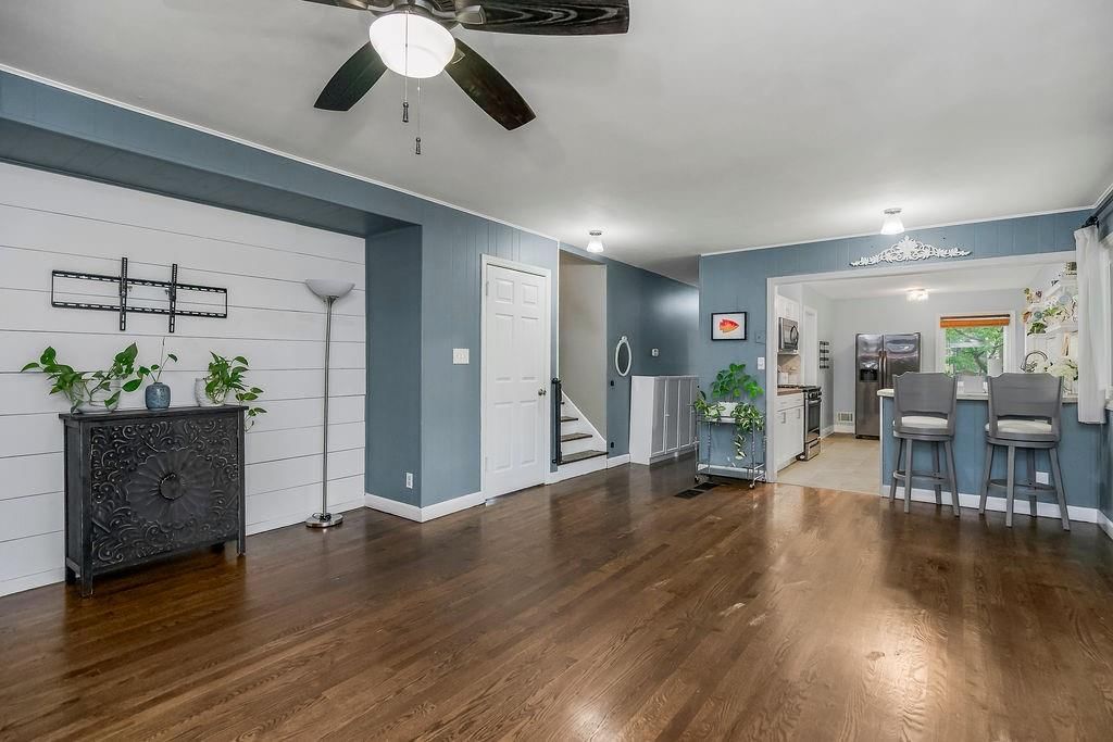 8416 Kenwood Avenue — photo 9
