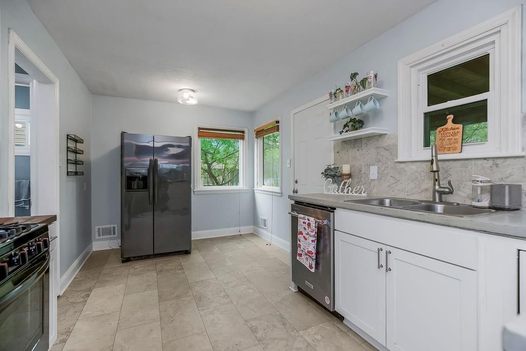 8416 Kenwood Avenue — photo 13