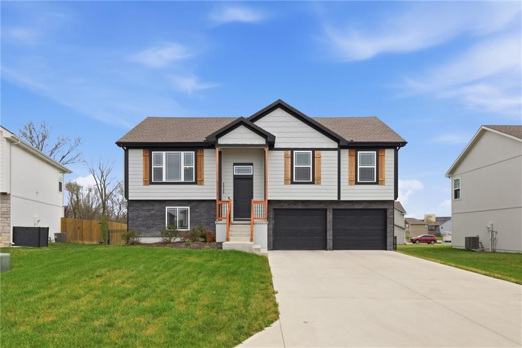20705 Copper Creek Drive, Peculiar, MO