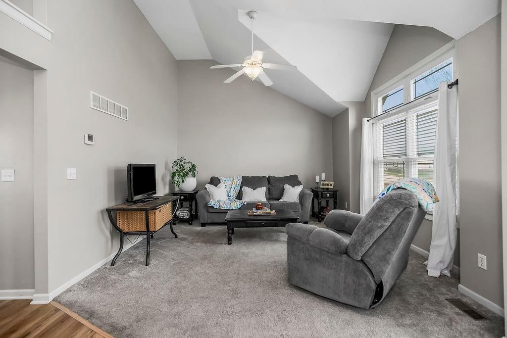 10912 N Manchester Avenue — photo 2