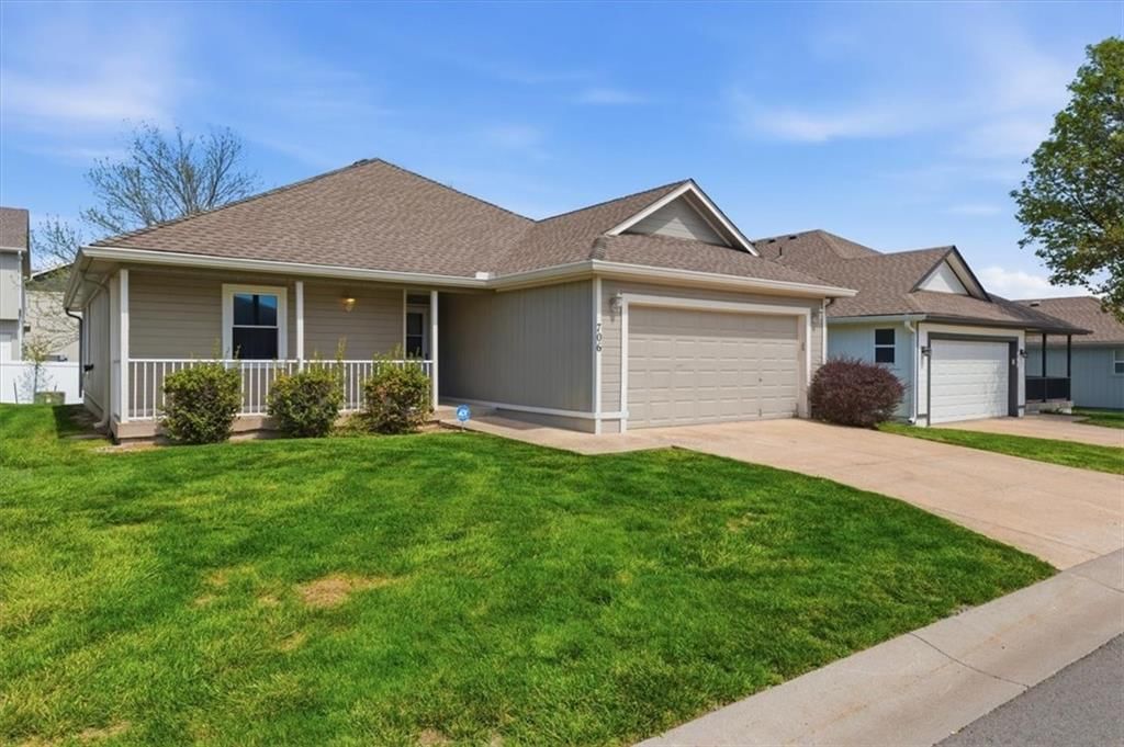 706 E SATURN Drive — photo 2