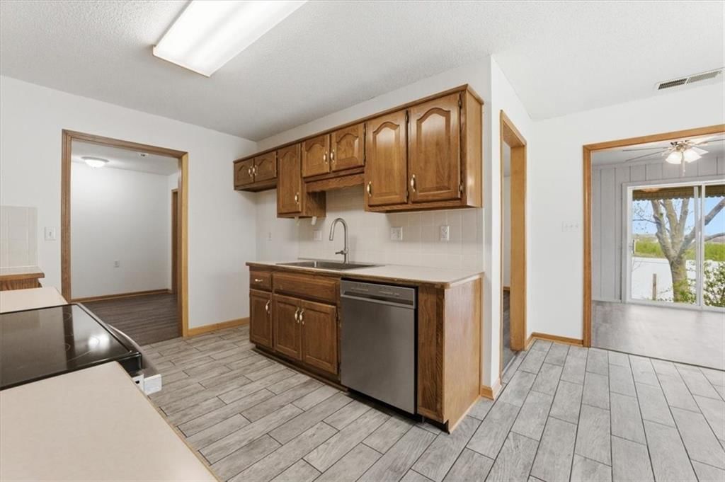706 E SATURN Drive — photo 9