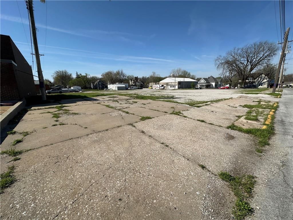 211 W Franklin Street — photo 2