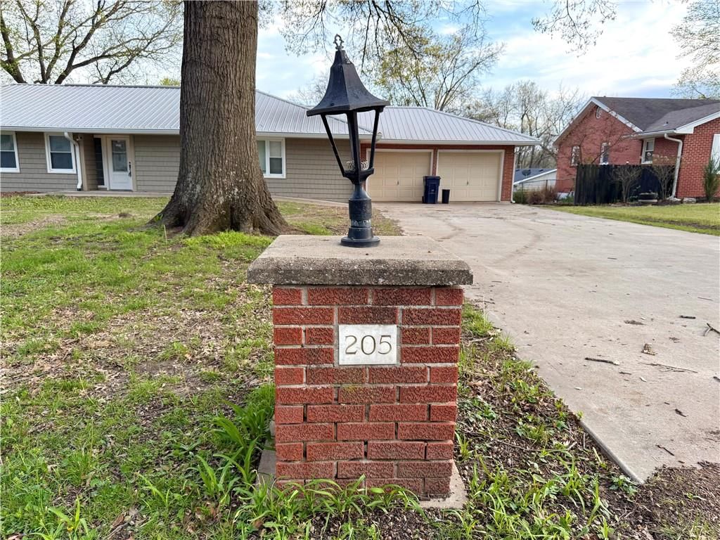 205 W Workman Street — photo 2