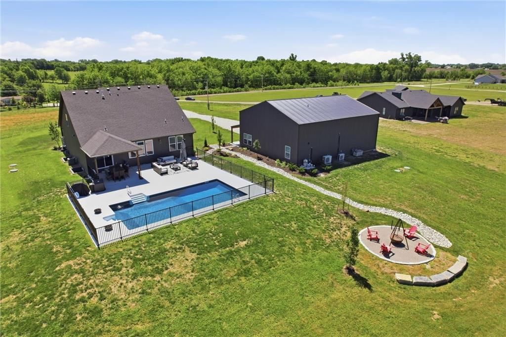20143 Tonganoxie Drive — photo 2