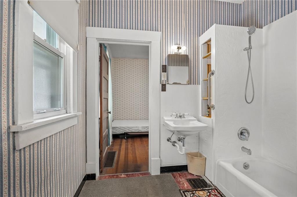 224 W Hyde Park Avenue — photo 6