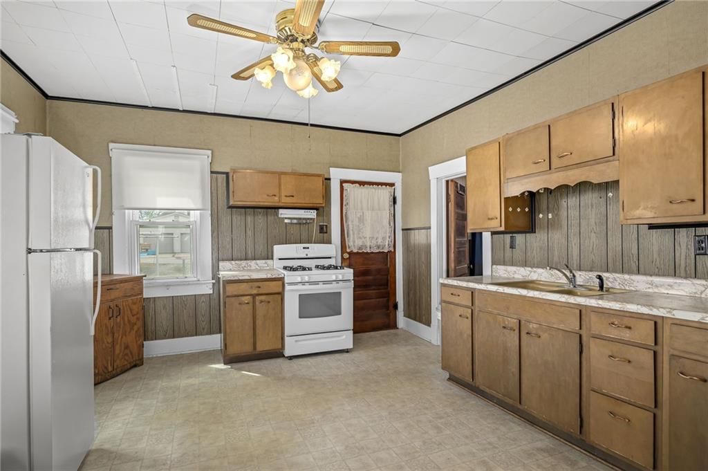 224 W Hyde Park Avenue — photo 9