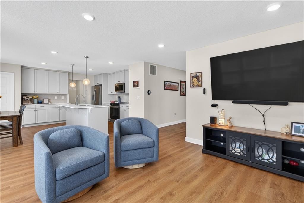 408 Woodview Drive — photo 4