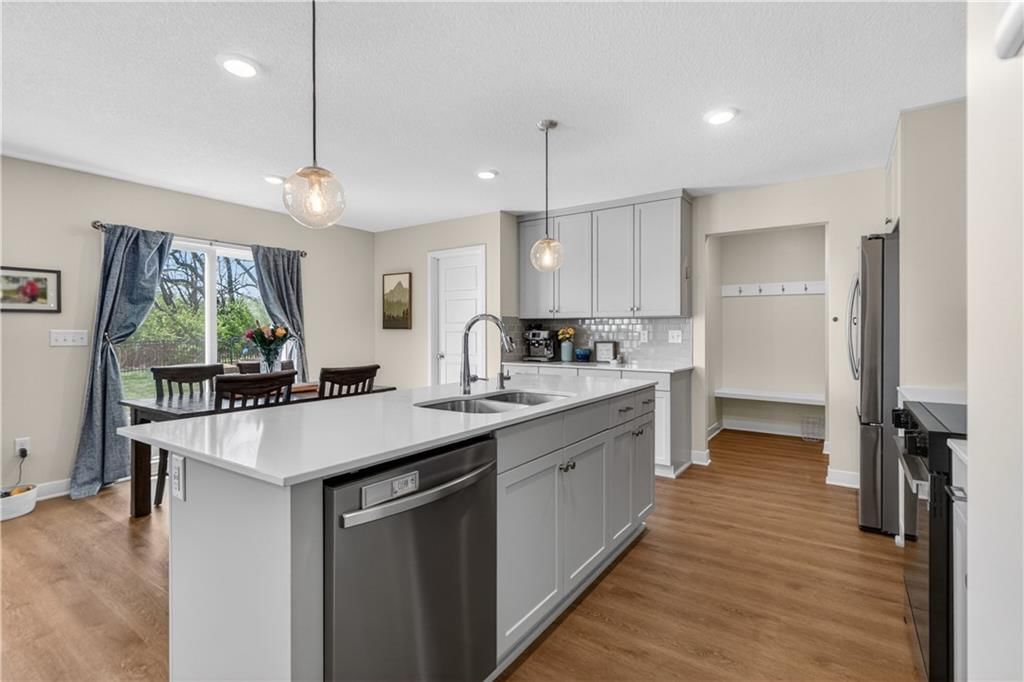 408 Woodview Drive — photo 9