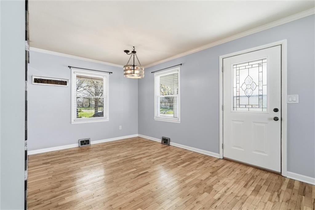 310 E Nichols Street — photo 8