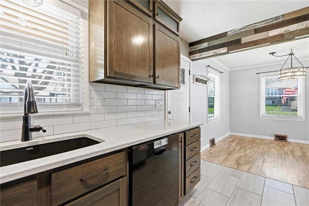 310 E Nichols Street — photo 16